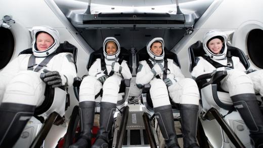 Posádka připravované mise Inspiration4 v kabině SpaceX CrewDragon