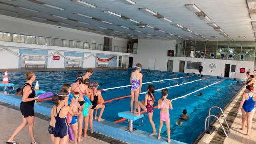 Plavecký příměstský tábor je mezi dětmi hodně populární