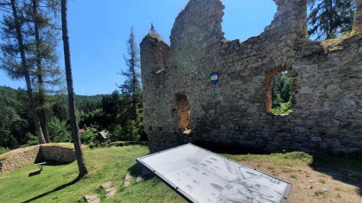 Zřícenina hradu Pořešín na Českokrumlovsku