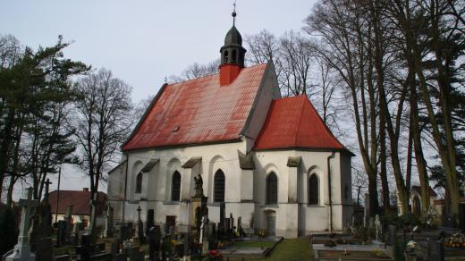 Kostelíček obklopuje doposud funkční hřbitov