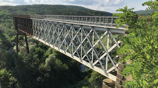 Bývalý železniční viadukt u Ivančic prošel přesně před 150 lety hlavní zatěžkávací zkouškou