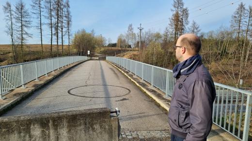 Jeden z posledních nadjezdních mostů z éry budování dálnice D1 u Řehořova půjde k zemi, předseda osadního výboru Jan Rathouský bojuje o jeho náhradu
