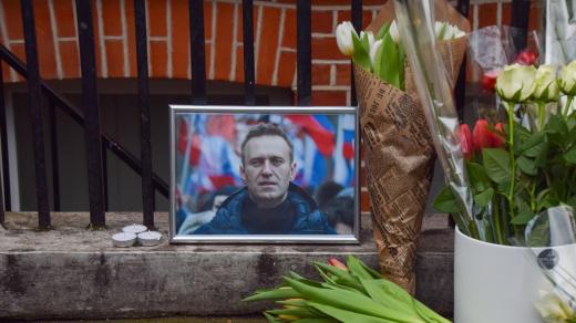 Vzpomínka na Alexeje Navalného před ruským velvyslanectvím v Londýně
