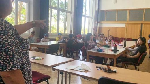 Dvě desítky dětí cizinců z Náchoda se během letních prázdnin zlepšují v češtině na speciálním kurzu