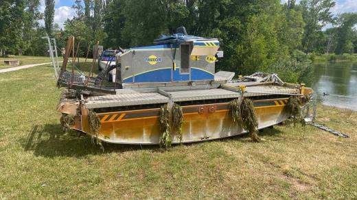 Speciální stroj švédské výroby za víc než čtyři milióny korun čistí rybník Vejsplachy ve Vrchlabí