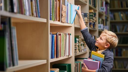 Dítě, kniha, knihovna, malý čtenář (ilustrační foto)