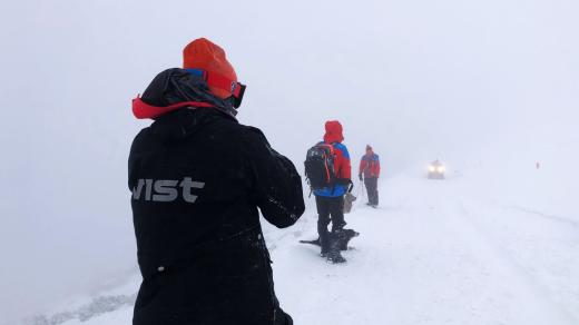 Horští záchranáři cvičí na hřebenech Krkonoš záchranu lidí z lavin