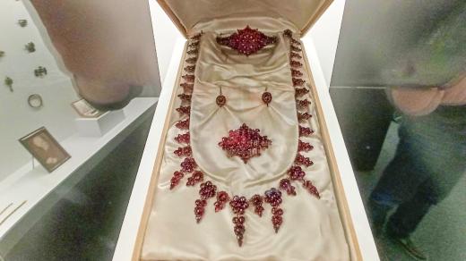 Český granát za správného osvětlení září ohnivou červení