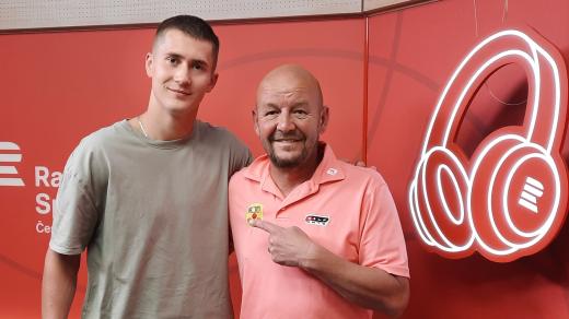 Hokejista Martin Nečas s moderátorem Pavlem Nečasem ve studiu Radiožurnálu Sport