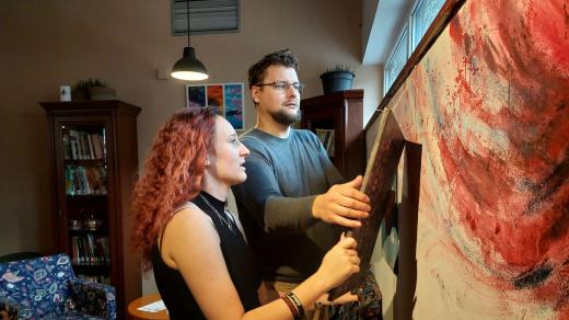 Výsledná díla jsou vystavená ve dvoupatrové kavárně v Horním Kosově