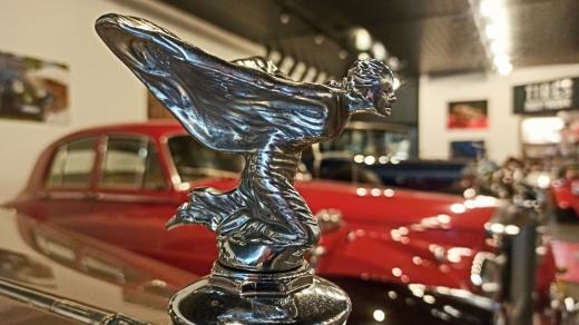 Vzácná klečící soška Rolls-Royce (Království automobilů - Liberec Technické muzeum, majitele Stanislava Hadraby)