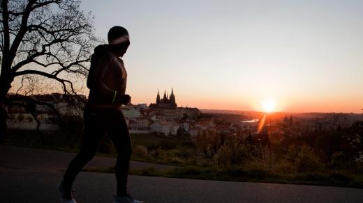 Běžec a východ slunce nad Prahou