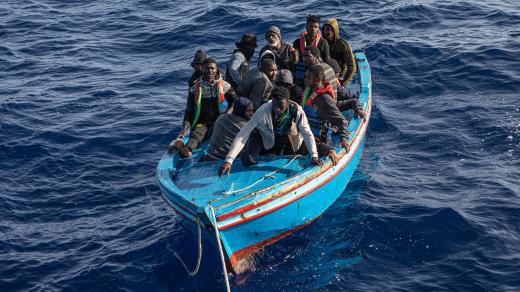 Migranti na lodi u břehů Libye.