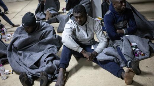 Migranti na palubě lodi libyjské pobřežní stráže.