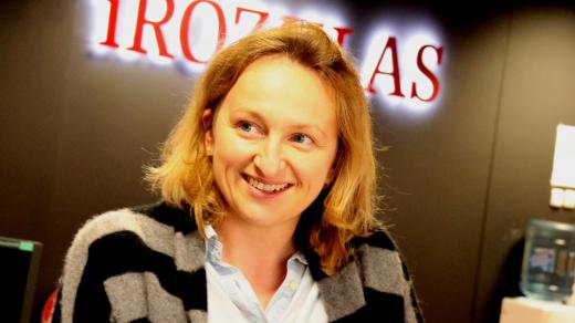 Lenka Kabrhelová s knihou Havel v Americe