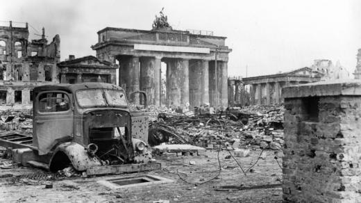 Okolí Braniborské brány zničené při bojích o Berlín