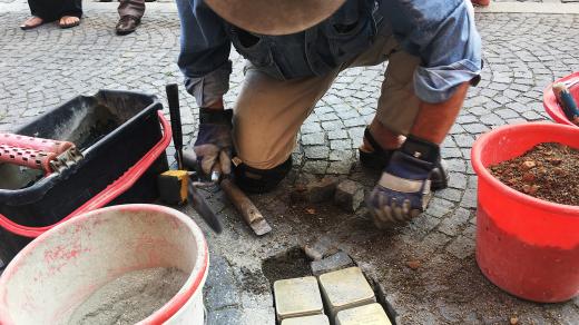 Gunter Demnig instaluje v Chrudimi další kameny zmizelých