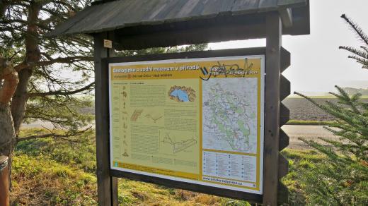 Jedno ze zastavení geologického muzea u orlickoústeckého letiště