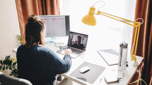 Zatímco průměrná doba neschopnosti u nemocí dýchacích cest a chřipek, což jsou ty nejčastější, je 12 dní, tak u bolesti zad je to 60 dní, říká fyzioterapeut (ilustrační foto)