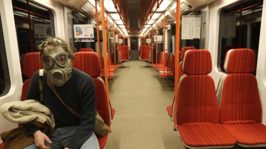 Cestující pražského metra se chrání proti koronaviru