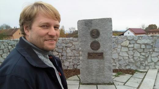 Ředitel českobudějovického archivu Daniel Kovář před pomníkem s podobiznou Jana Žižky ve vesnici Čeřejov