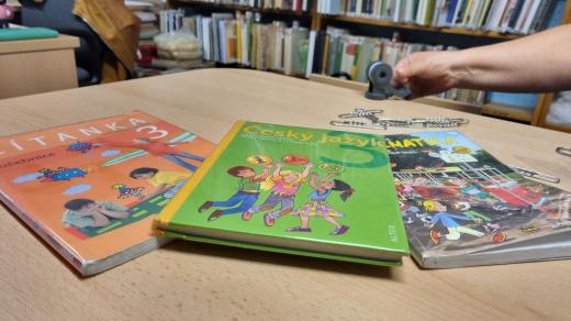 Knihovnice v Novém Městě pomáhají školákům s balením učebnic