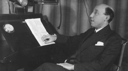 Jan Blahoslav Kozák v rozhlasovém studiu (1938)