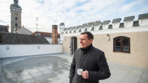 Ředitel galerie Aleš Seifert na nové terase Wortnerova domu v Českých Budějovicích s výhledem na Černou věž