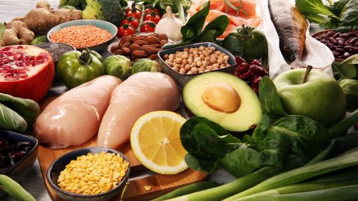 Zdravá strava, dieta, zelenina, ovoce, kuřecí maso, ryby, hubnutí. Ilustrační foto