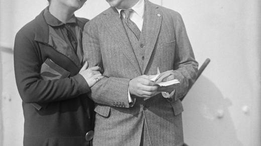 Doris E. Fleischmanová a Edward Louis Bernays, synovec psychiatra Sigmunda Freuda, zakladatel moderních public relations (1923)