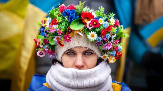 Ukrajinská žena na demonstraci ve Washingtonu u příležitosti prvního výročí ruské invaze