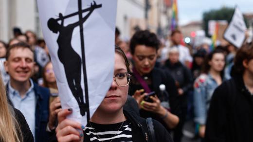 V Polsku lidé demonstrují proti přísným protipotratovým zákonům, v nemocnici už zemřelo několik žen