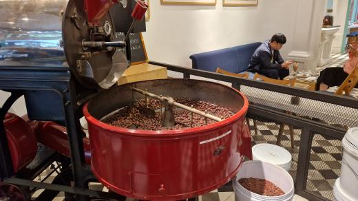 Pražení kakaových bobů trvá déle než u kávy. Zásadní je udržet jejich originální aroma