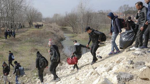 Migranti poblíž hraničního přechodu Pazarakule v Edirne v Turecku, kteří míří do Řecka
