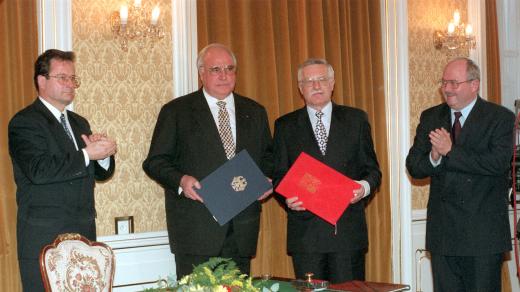 Helmut Kohl a Václav Klaus po podpisu Česko-německé deklarace 21. ledna 1997