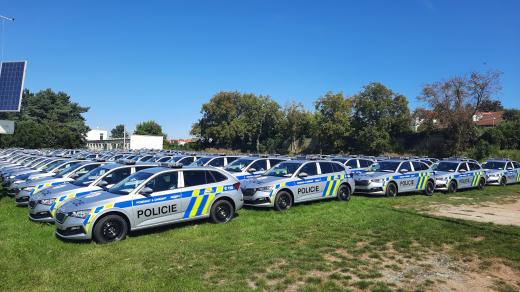 Nové policejní vozy vylepšují v Kunovicích