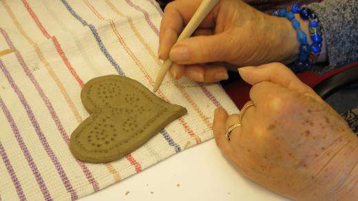 Hliněné valentýnské srdce jste si mohli vyrobit při naší keramické dílně s Janou Hlinákovou