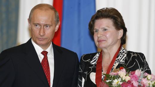 Valentina Těreškovová a ruský prezident Vladimira Putina (snímek z roku 2007)