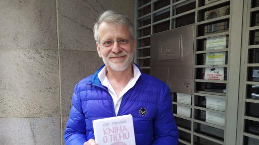 Josef Formánek se svojí novou knihou, která nese název Kniha o tichu