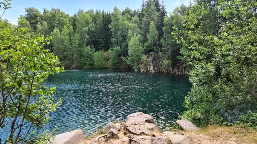 Lom v Horní Cerekvi byl desítky let vyhlášeným místem ke koupání s průzračně čistou vodou, letos je to jinak