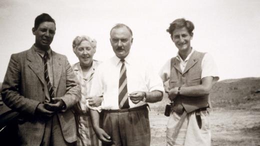 Agatha Christie v Nimrudu v roce 1950 obklopena archeology. Po její pravici stojí Donald Wiseman, na druhé straně jsou Max Mallowan a Neville Chittick