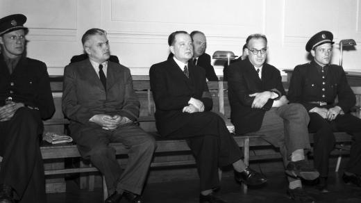 Přelíčení s bývalými aktivistickými protektorátními novináři. Zleva šéfredaktor Lidových listů František Prokop, šéfredaktor Národního středu Jan Vrba a šéfredaktor Národní politiky Jan Scheinost