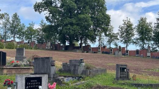 Pobouření způsobilo odstranění desítek hrobů německých starousedlíků ze hřbitova v Heřmánkovicích