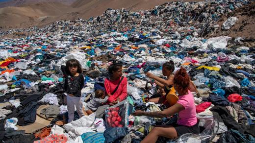 Hordy neprodaného oblečení končí na poušti Atacama