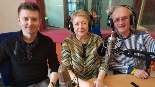 Jiří Burda, Ludmila Burdová a Mykola Omelčak ve studiu Českého rozhlasu Hradec Králové