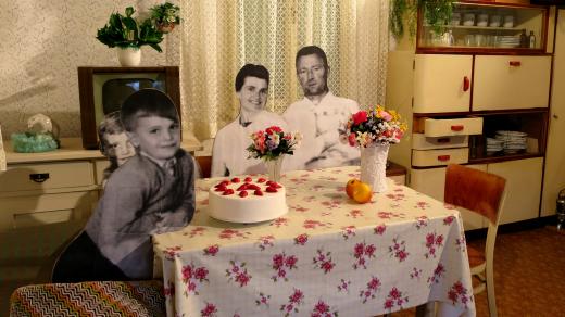 Expozice kuchyně 50. let vznikla podle autentické rodinné fotografie