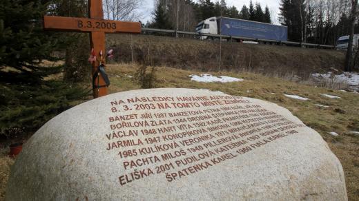 Nažidla. Památník připomíná oběti tragické dopravní nehody z roku 2003