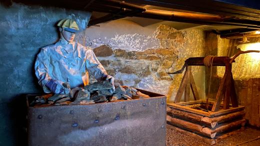 Důlní vozík a historický rumpál pochází z dolu Svornost