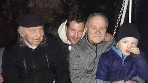 Čtyři generace Veselých, herec Ondřej, jeho syn Ondřej, táta Míla a dědeček