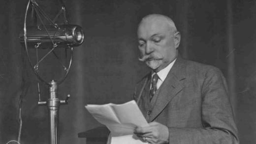 Bohumil Němec u rozhlasového mikrofonu (1935)